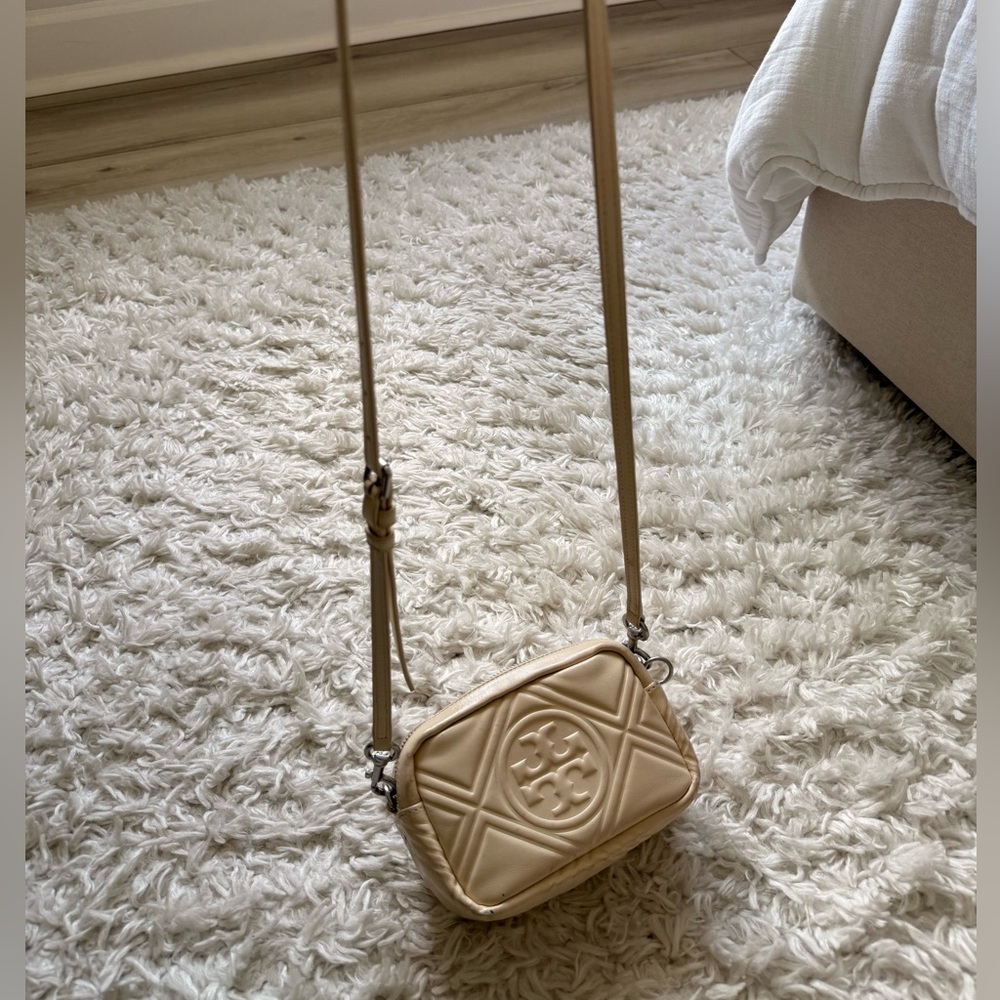 Tory Burch Quilted Logo Crossbody Bag in Cream